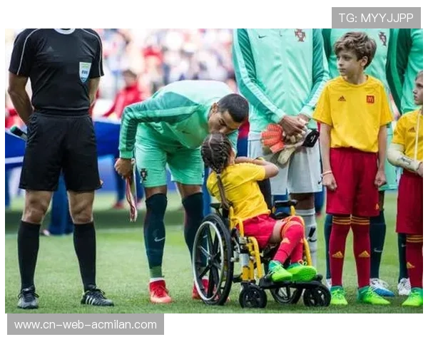 C罗被拍夜跑中途帮一名迷路老人，暖心场面传开